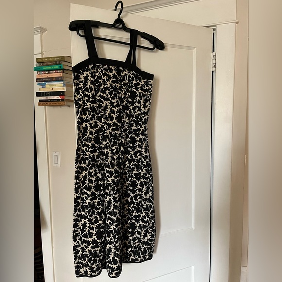 Chic, flattering cotton summer dress with straps and zip closure up the back - Picture 1 of 4